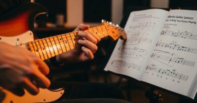 Vibrato Guitar Lesson: How To Bring Your Guitar Playing To Life