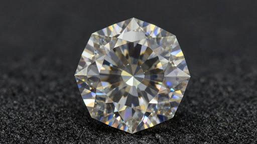 How Buyers Identify a High-Quality Diamond for Engagement Jewelry
