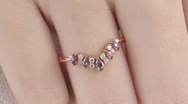 Top Tips for Choosing the Perfect Curved Wedding Band