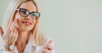 Topic: How to Choose Between Contact Lenses and Prescription Glasses for Everyday Use