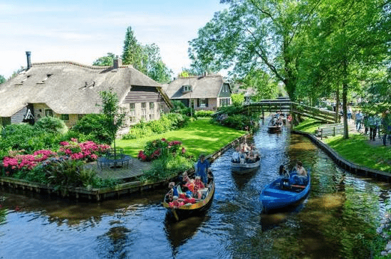 What to See and Do on an Amsterdam to Giethoorn Tour?
