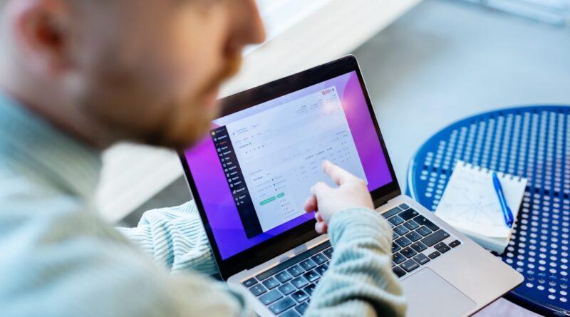 student entering quiz code on laptop
