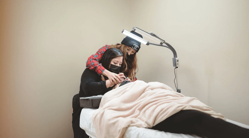 In-Person vs Online Lash Courses: Which Learning Route is Best for You?